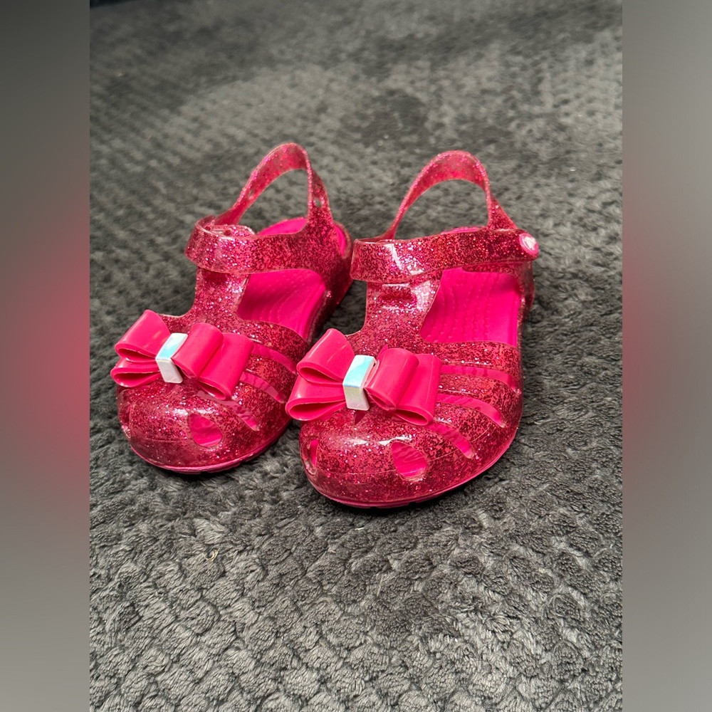 Pink bow tie isabelle crocs